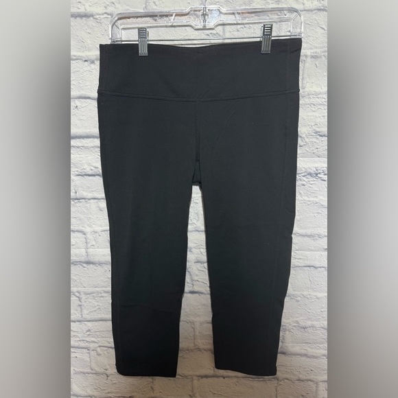 Women’s Black Athleta Cropped Leggings - Picture 2 of 5